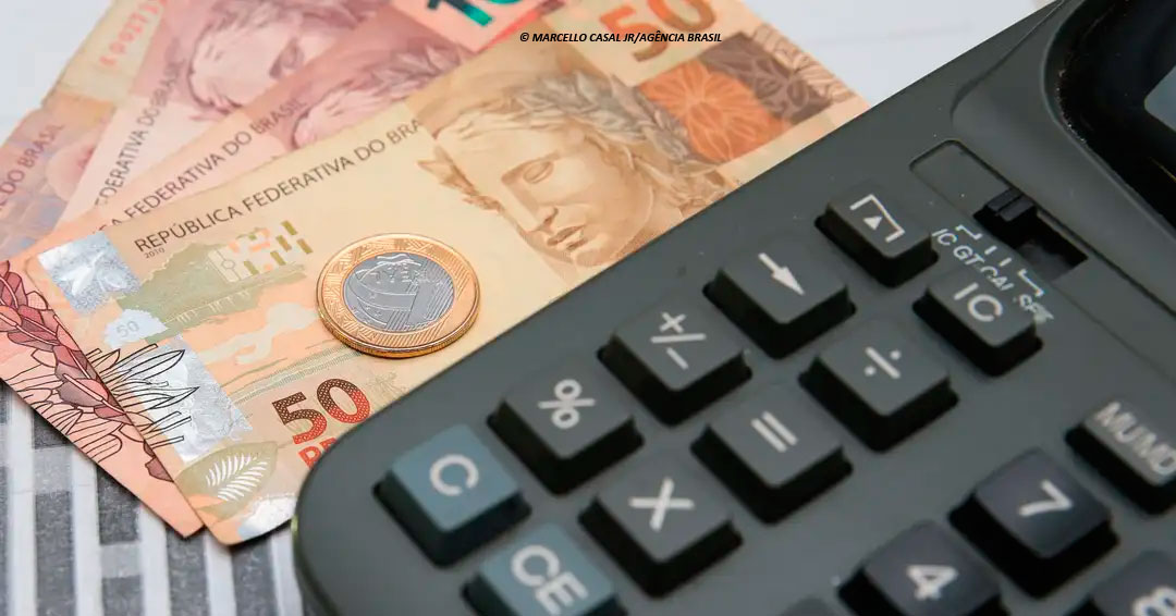 Selic a 15% é rombo no bolso da população brasileira